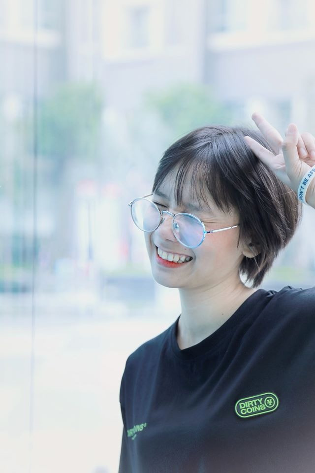 Những hình ảnh và thông tin về nữ giáo viên thực tập mặc áo dài đi giày thể thao nhanh chóng được trên các diễn đàn và hội nhóm quy tụ nhiều học sinh.