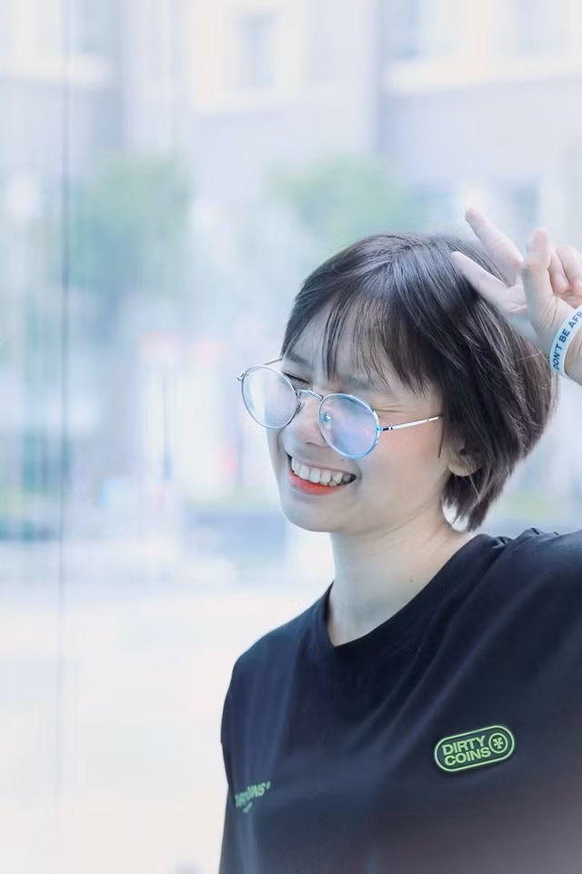 Những hình ảnh và thông tin về nữ giáo viên thực tập mặc áo dài đi giày thể thao nhanh chóng được trên các diễn đàn và hội nhóm quy tụ nhiều học sinh.