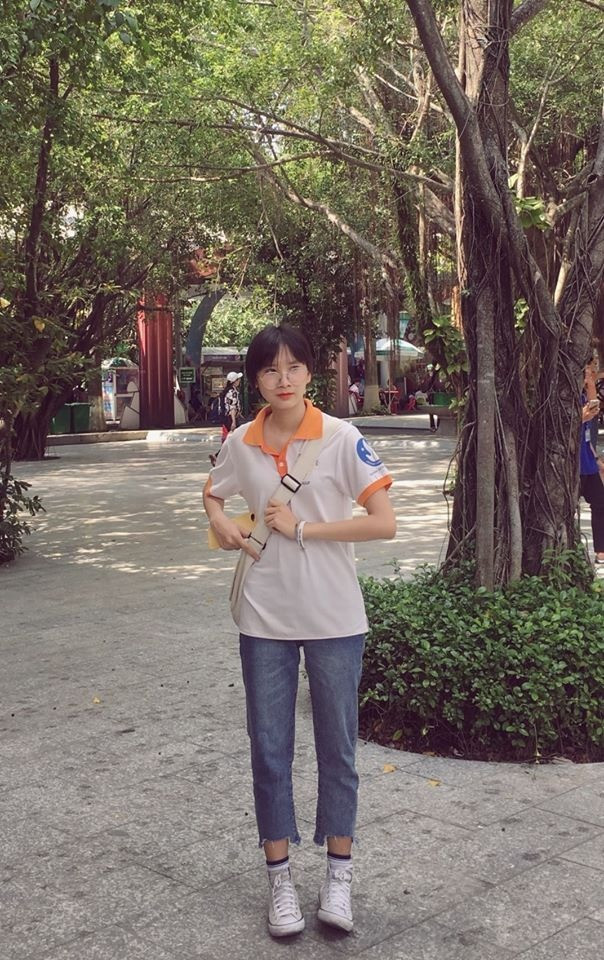 Theo nhận xét của dân tình, nữ giáo viên bình luận nói trên khá trẻ, gương mặt đáng yêu nhìn thậm chí không lớn hơn học sinh cấp 3 bao nhiêu.