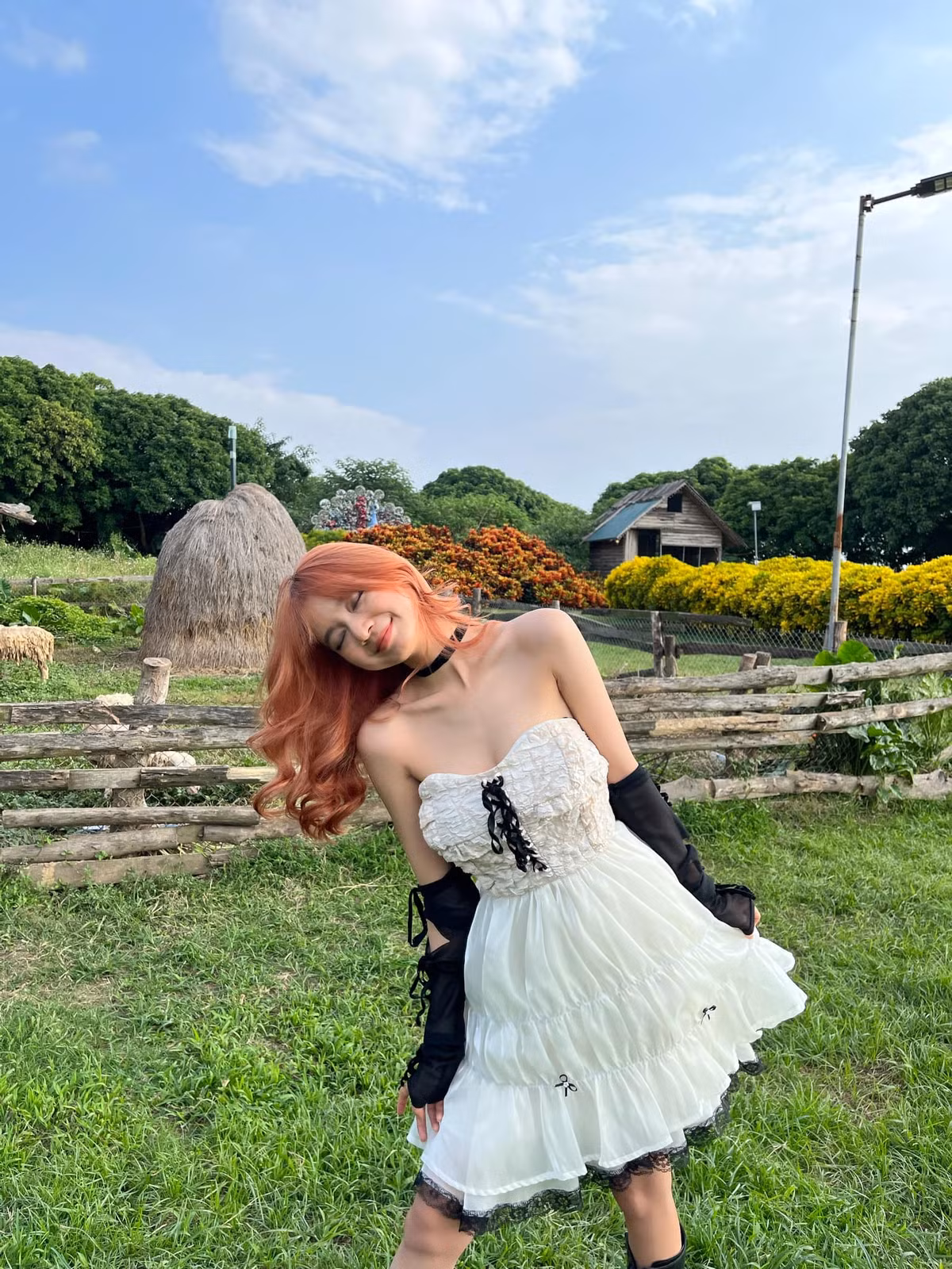 Kim Chi sinh năm 1999 và hiện đang là streamer game kiêm mẫu ảnh. Cô bạn sở hữu số đo 3 vòng là 83-59-85 - không quá "khủng" nhưng lại rất cân đối, nuột nà.