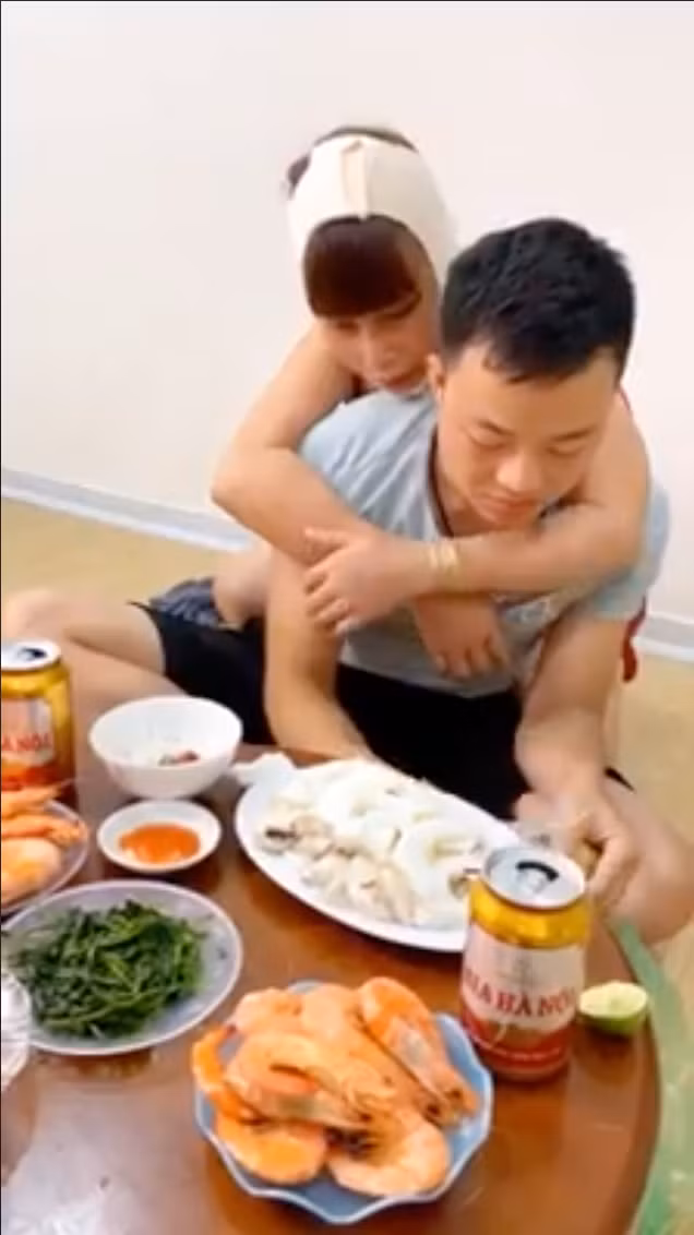 Cặp đôi cô dâu 62 tuổi và chú rể 26 tuổi khiến nhiều người phải ghen tỵ với cách chăm sóc đặc biệt. Trong một số livestream cô Thu Sao được chồng bồng bế, bón cho ăn, chiều chuộng như một nàng công chúa đích thực.