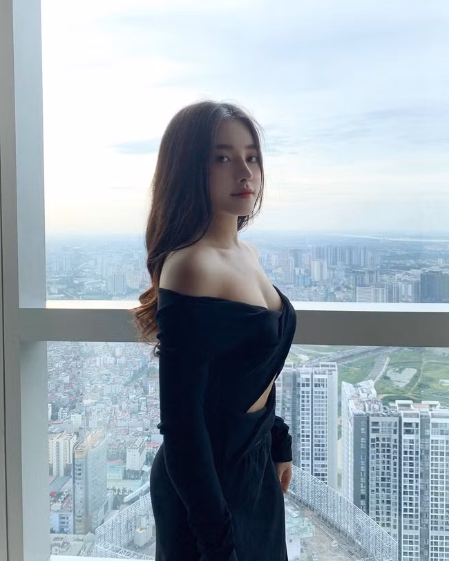 Meily Mia được biết đến lần đầu tiên vào năm 2017, khi tham gia một clip "diễn sâu", hoá thân thành một em bé lạc đường với những biểu cảm dễ thương.