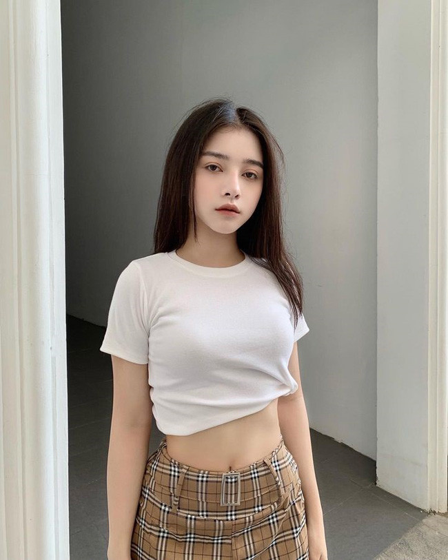 Meily Mia vốn nổi danh mạng xã hội TikTok với những clip nhảy múa xinh đẹp. Cô nàng sau đó đã lấn sân sang lĩnh vực diễn xuất và từng tham gia một số bộ phim như: Tuổi thanh xuân, 5S online, Đi qua mùa hạ...