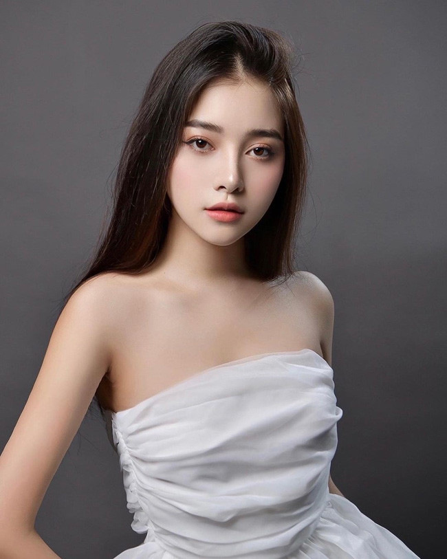 Đâu chỉ dừng lại ở gương mặt đẹp, hot girl Gen Z này có vóc dáng cân đối, đường cong nuột nà cùng chiều cao 1m60.