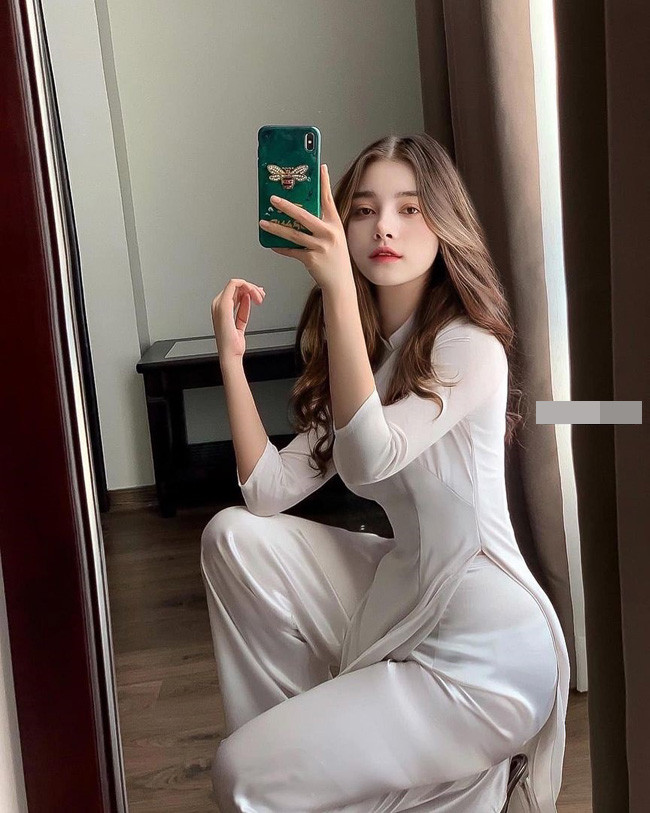 Meily Mia (tên thật là Nguyễn Thị Hằng, sinh năm 2000) được mệnh danh là " hot girl áo dài".