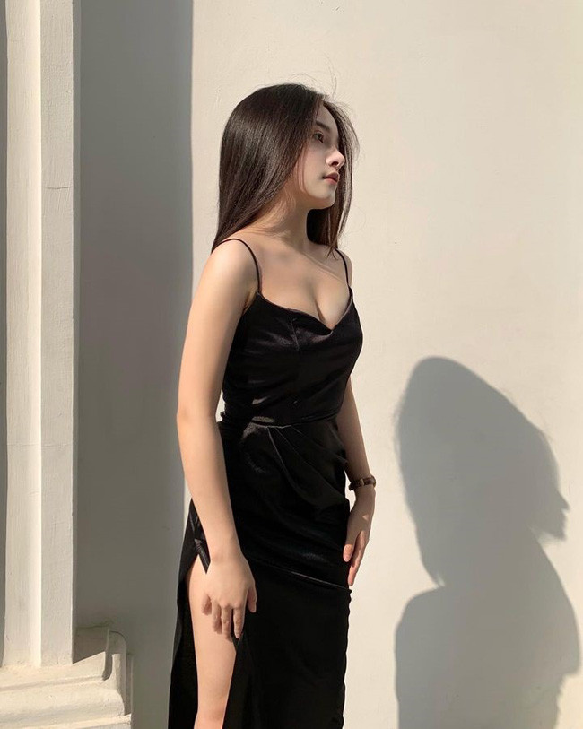 Cô nàng xuất hiện với hình ảnh gợi cảm, nóng bỏng khiến nhiều người bất ngờ.