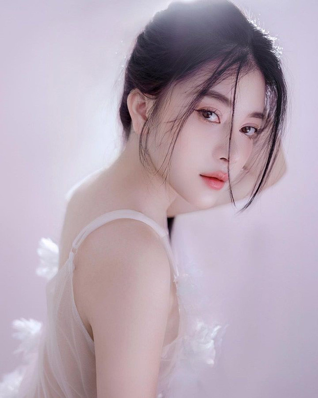 Meily Mia ngày càng trưởng thành và quyến rũ.