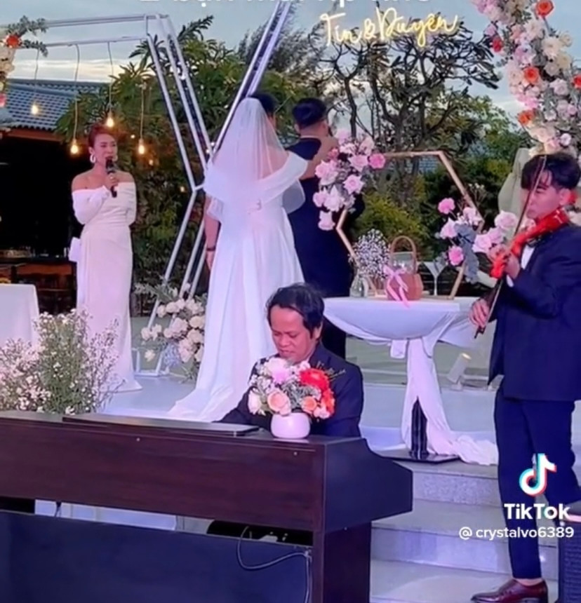 Chủ nhân bài đăng chia sẻ: "Hai vợ chồng từ Mỹ về đám cưới bạn thân, ông xã em đã troll chú rể và cũng là món quà bất ngờ cho chú rể. Mong hai bạn mãi hạnh phúc".