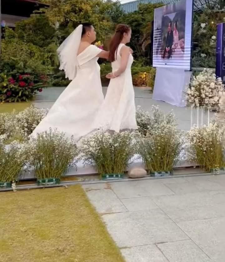 Phía dưới bài đăng, rất nhiều độc giả đã để lại bình luận ngưỡng mộ cho tình bạn tuyệt vời của hai người. Nữ MC trong đám cưới cũng đã để lại cảm nghĩ của bản thân: "Mình làm MC cho lễ cưới này ạ! Phần đầu lễ ai cũng khóc theo chú rể, lúc này tự nhiên cười quá trời"