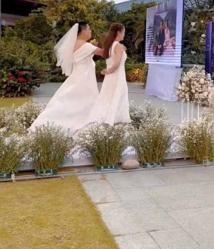 Phía dưới bài đăng, rất nhiều độc giả đã để lại bình luận ngưỡng mộ cho tình bạn tuyệt vời của hai người. Nữ MC trong đám cưới cũng đã để lại cảm nghĩ của bản thân: "Mình làm MC cho lễ cưới này ạ! Phần đầu lễ ai cũng khóc theo chú rể, lúc này tự nhiên cười quá trời"