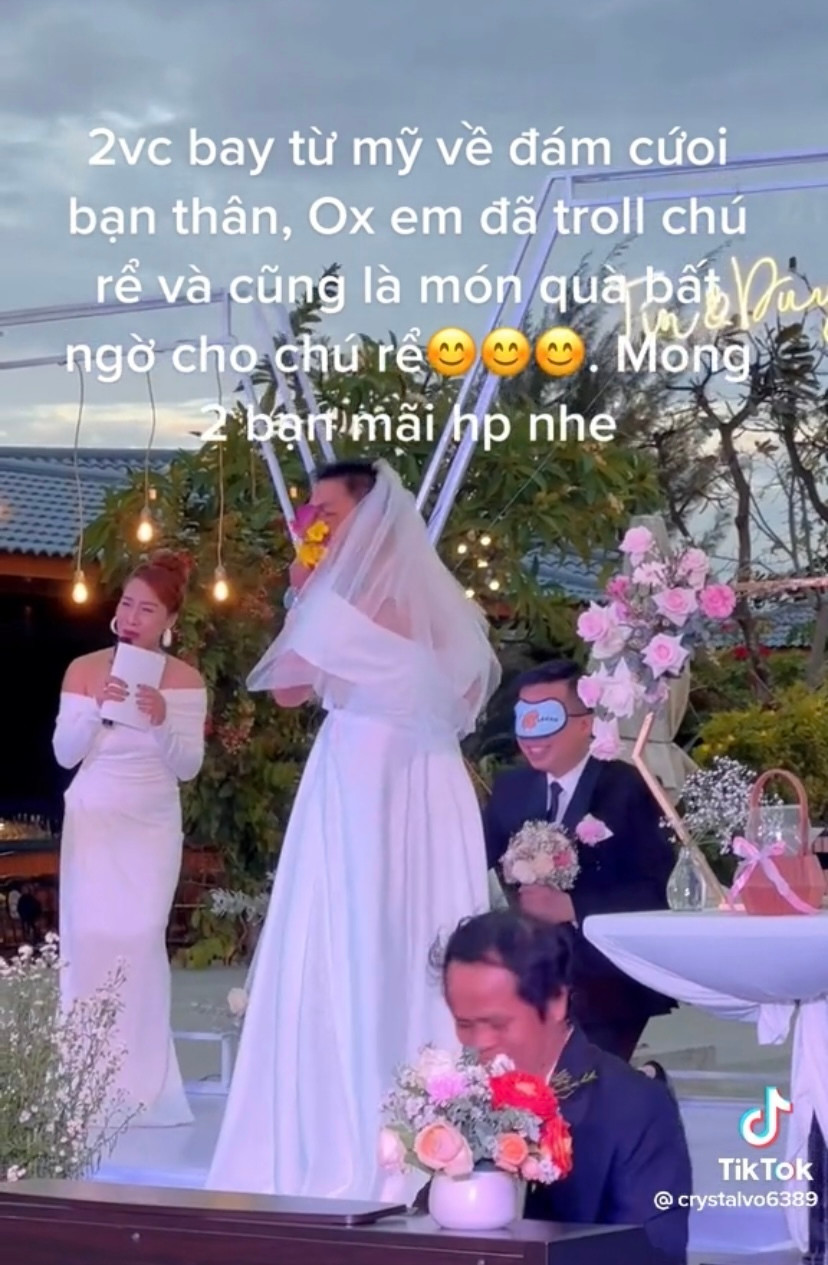 Khi cùng đứng trên sân khấu, anh chàng mặc váy cưới giả gái đã nhẹ nhàng đặt tay lên vai chú rể.