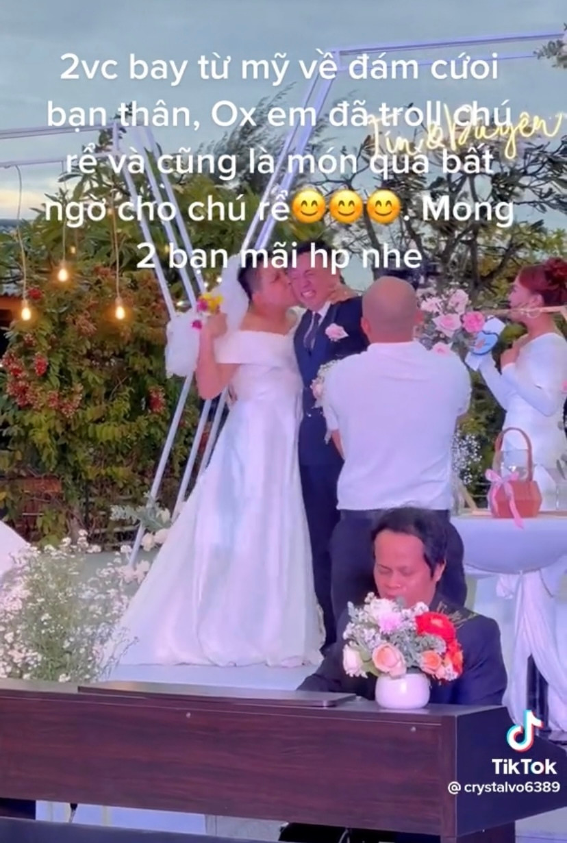 Và giây phút đặc biệt nhất đã đến, chú rể được tháo miếng che, khi mở mắt và nhìn thấy người bạn thân đang đứng cạnh mình trong chiếc váy cưới anh đã không thể kiềm được xúc động.