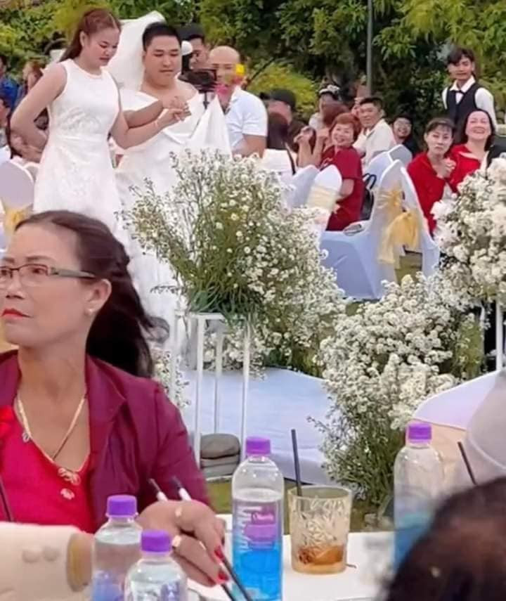 Sau đó, cả hai đã ôm lấy nhau, "cô dâu hờ" còn không quên gửi đến chú rể một cái thơm má khiến cho tất cả khách mời có mặt tại buổi lễ cũng phải bật cười thích thú.