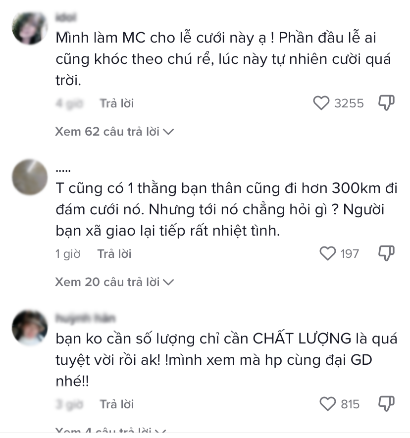 Từ bật cười thích thú đến rơi nước mắt vì quá bất ngờ. Có lẽ chính bản thân anh cũng không thể ngờ được, bạn của mình lại sẵn sàng hóa trang trong tạo hình như vậy để mang đến một kỷ niệm khó quên trong hôn lễ.