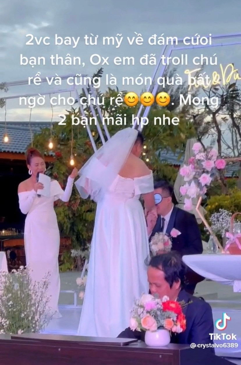 Theo như lời chỉ dẫn của MC tại đám cưới, chú rể đã quỳ xuống, cầm lấy tay người mà anh vẫn đang nghĩ là cô dâu của mình, sau đó nhẹ nhàng đặt lên tay người kia một nụ hôn.