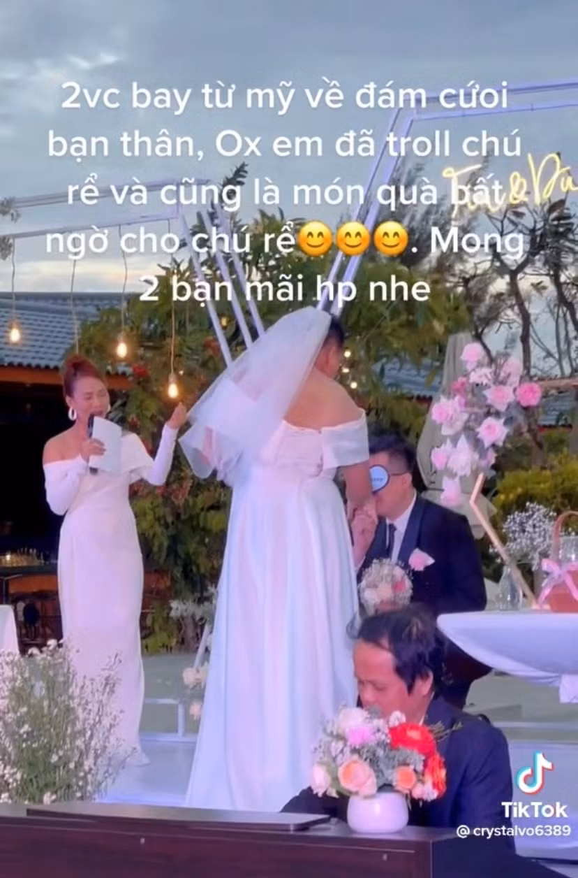 Theo như lời chỉ dẫn của MC tại đám cưới, chú rể đã quỳ xuống, cầm lấy tay người mà anh vẫn đang nghĩ là cô dâu của mình, sau đó nhẹ nhàng đặt lên tay người kia một nụ hôn.