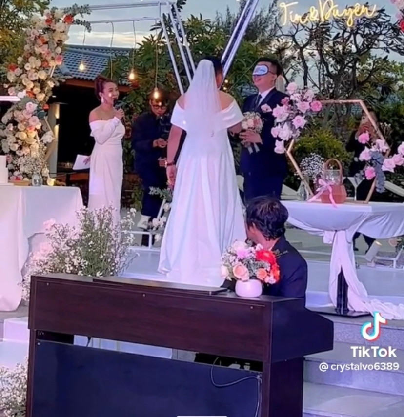 Theo đó, món quà mà chính chú rể cũng không thể ngờ tới chính ra màn "biến hình" của bạn mình. Lúc này, chú rể đã được bịt mắt và hoàn toàn không hay biết đến sự việc đang diễn ra.