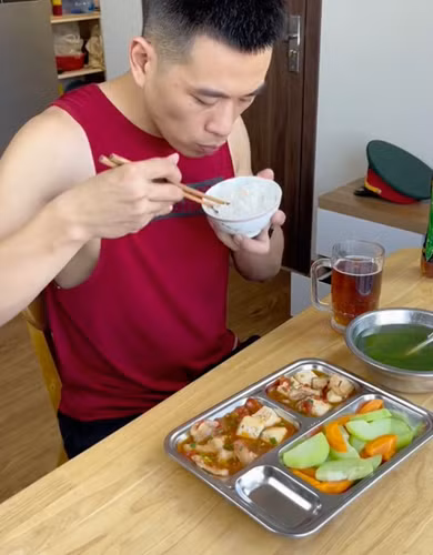 Cái tên Lê Anh Nuôi cũng xuất phát từ công việc này, nói lên đúng tính chất công việc của một chiến sĩ nuôi quân.