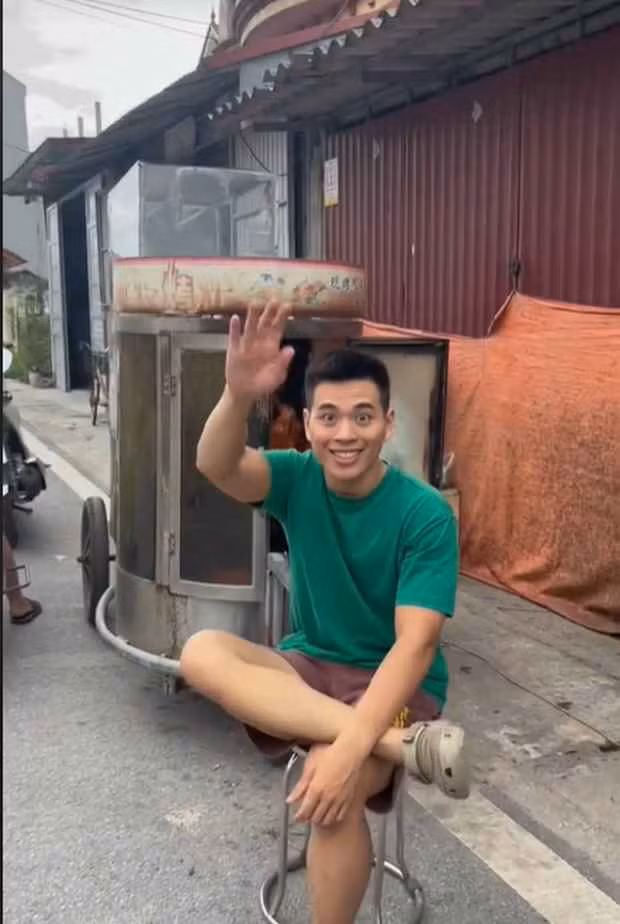 “Chằng hiểu sao sau một đêm ngủ dậy, hàng trăm người nhắc đến mình bảo đừng ra video nào nữa, nhất là bữa ăn 26.000. Vì nó đã đánh đổ chén cơm của hàng nghìn anh em, khiến anh em không còn tích được quỹ đen nữa”, Lê Anh Nuôi hài hước nói.