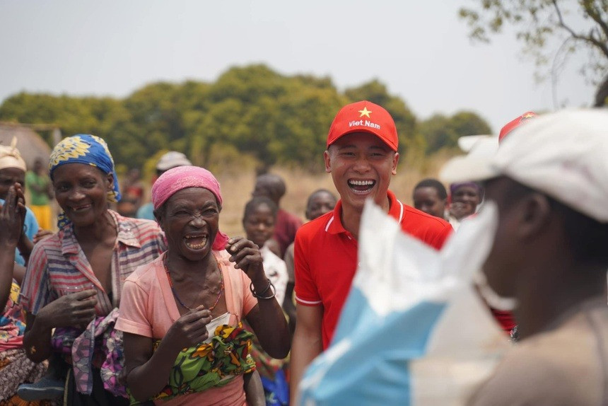 Phạm Quang Linh (Quang Linh Vlogs, sinh năm 1997) sinh ra tại Nghệ An. Năm 2016, sau khi tốt nghiệp cấp 3, anh sang Angola, quốc gia miền trung châu Phi, làm thợ xây theo diện xuất khẩu lao động.