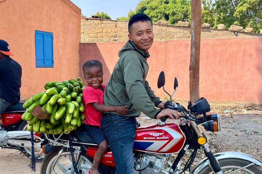 Cuộc sống dần ổn định khi công việc thuận lợi và nội dung YouTube được quan tâm, Quang Linh cùng team châu Phi bắt đầu các hoạt động thiện nguyện, giúp đỡ bà con địa phương nâng cao cuộc sống.