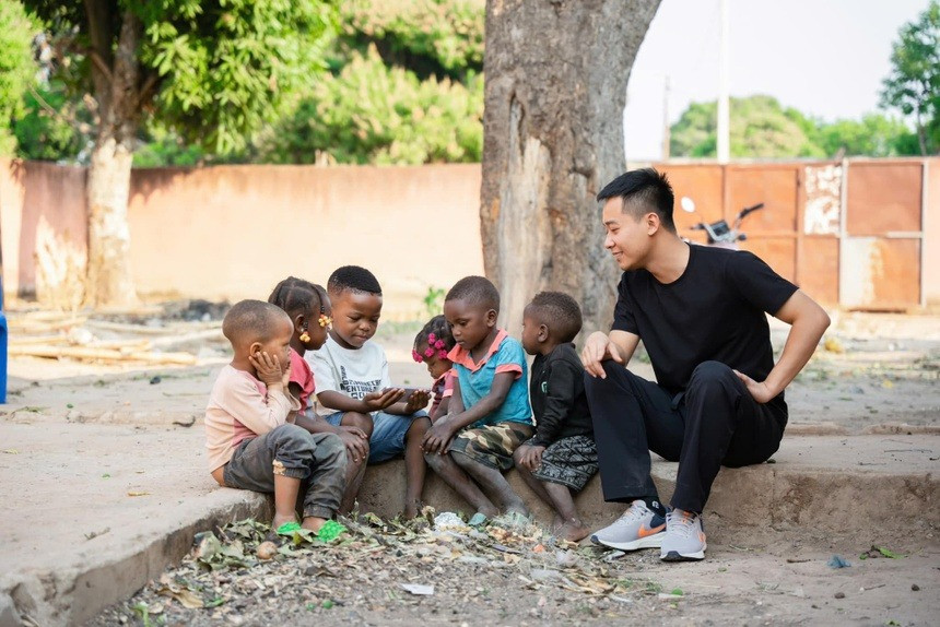 Đến năm 2018, Quang Linh tiết kiệm được một số vốn và kinh doanh thêm mảng quần áo, giày dép.