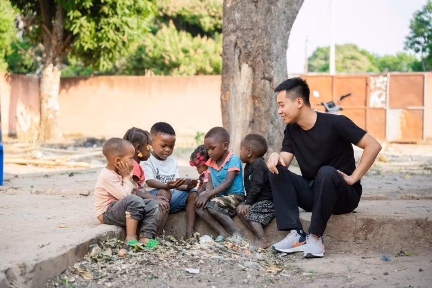 Đến năm 2018, Quang Linh tiết kiệm được một số vốn và kinh doanh thêm mảng quần áo, giày dép.