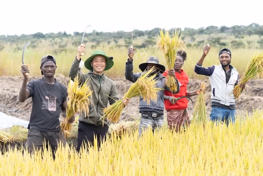 Cũng trong thời gian này, anh cùng 4 người bạn Việt Nam và 5 người Angola thành lập "Team châu Phi", mở kênh YouTube để chia sẻ cuộc sống thường ngày.