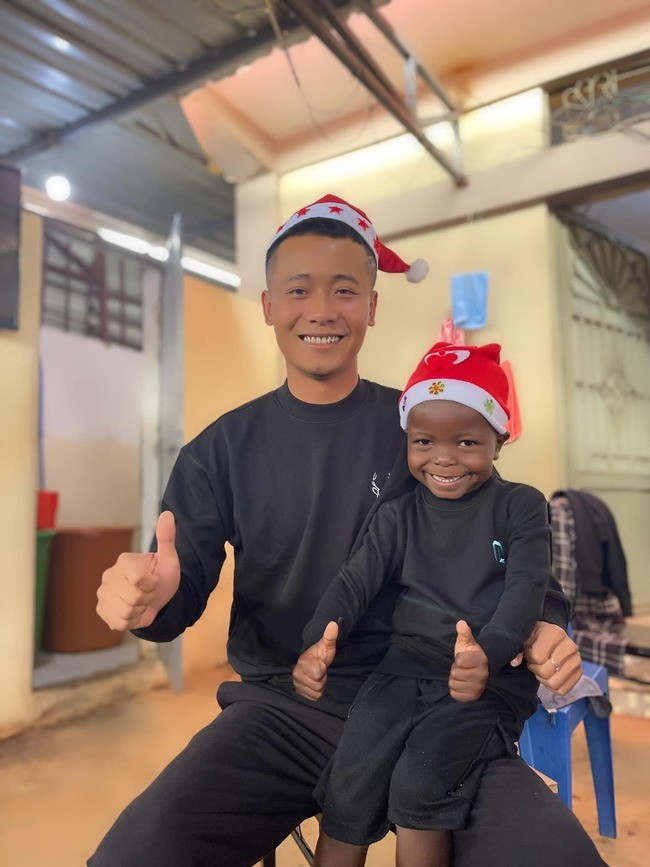 Các video ghi lại vườn rau màu mỡ, bội thu của team châu Phi hay cảnh bà con địa phương vui mừng thu hoạch nông sản từng hút hàng triệu lượt xem.