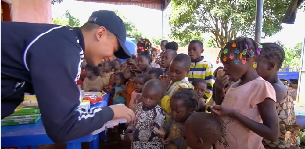 Từ chàng thợ xây, Quang Linh ngày càng xây dựng được tiềm lực kinh tế và hình ảnh vững chắc ở xứ người và cả Việt Nam. Ngoài khoản thu nhập từ YouTube, Quang Linh còn là phó chủ tịch một thương hiệu nước hoa tại Việt Nam. Anh cũng cho biết thương hiệu thời trang mình sáng lập có mặt tại nhiều quốc gia như Nhật Bản, Hàn Quốc.