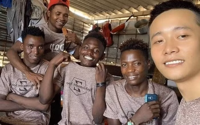 Quang Linh còn đầu tư mua đất mở trang trại, hướng dẫn người dân canh tác, trồng trọt các loại rau củ quen thuộc của Việt Nam phù hợp thổ nhưỡng nơi này.