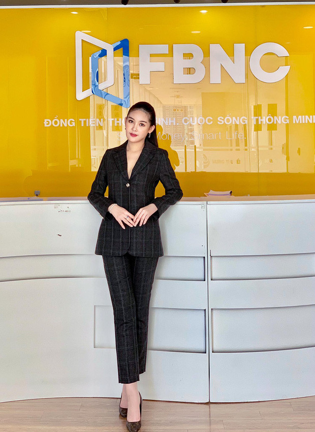 Chia sẻ về ngày khai giảng, Lê Âu Ngân Anh cho biết: "Ngày 05/09 năm ngoái còn là cựu học sinh về trường cấp 3. Thoắt đó một năm, năm nay cô Na đã dự lễ khai giảng trên một cương vị mới..