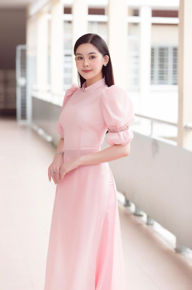 Giảng viên Lê Âu Ngân Anh trong ngày khai giảng để tóc buông thẳng, tôn vẻ đẹp nhẹ nhàng, nền nã trong áo dài màu hồng.