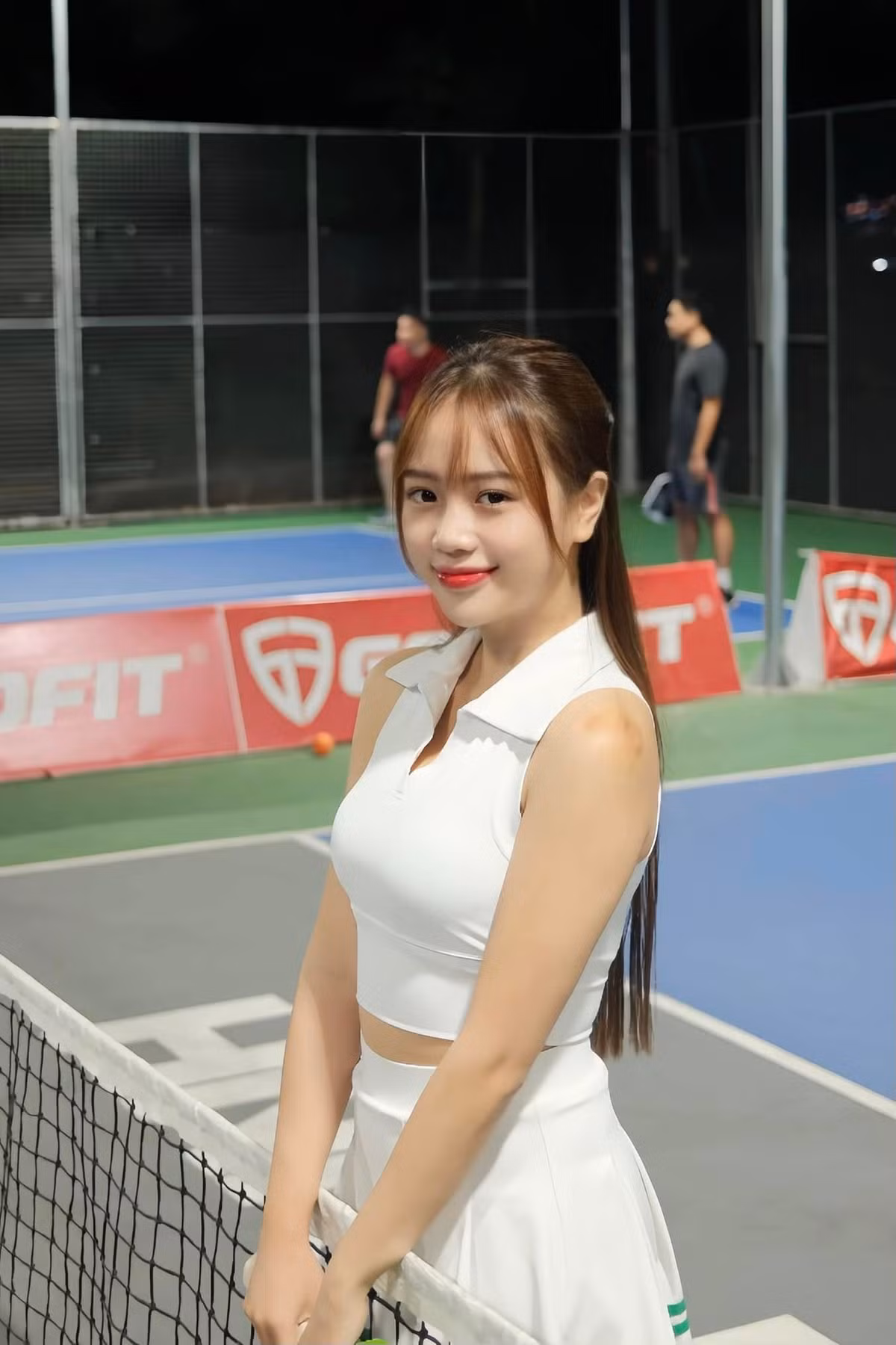 Mai Linh hạn chế triệt để những bộ cánh hở hang, gặp nhiều drama trước đó.