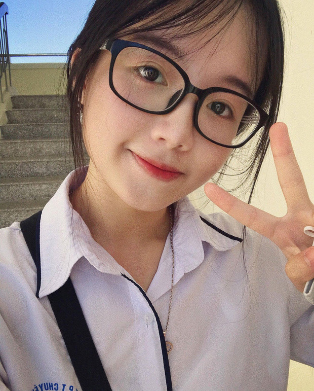 Huyền Minh từng học chuyên Pháp tại trường THPT Chuyên Lam Sơn (Thanh Hoá). Khi còn học cấp 3, cô bạn này còn từng đoạt giải nhì kì thi HSG quốc gia 2018 với môn tiếng Pháp.