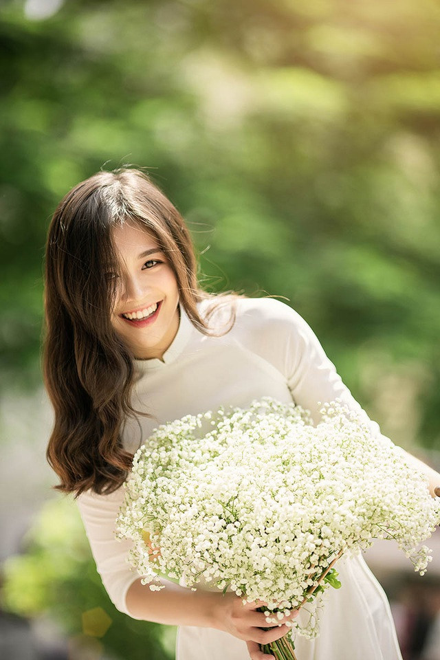 Chử Bảo Ngọc là nhân vật vừa qua nhận được “cơn mưa lời khen” bởi nhan sắc nổi bật trong bộ ảnh kỷ yếu chia tay thời sinh viên. Cô gái này là sinh viên khoa Kinh tế Đối ngoại, trường Đại học Ngoại thương Hà Nội.