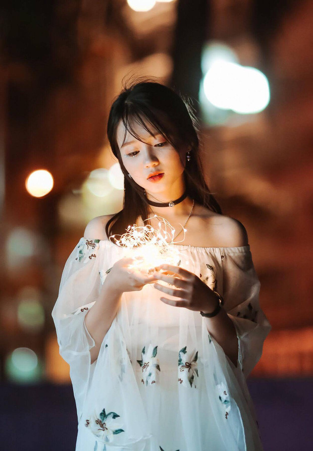 Phạm Huyền Minh, sinh năm 2000. Cô bạn hiện đang là sinh viên năm nhất của ĐH Ngoại Thương. Cô nàng này từng gây sốt trên MXH khi để "lộ" bức ảnh trong trang phục tập quân sự cực xinh.