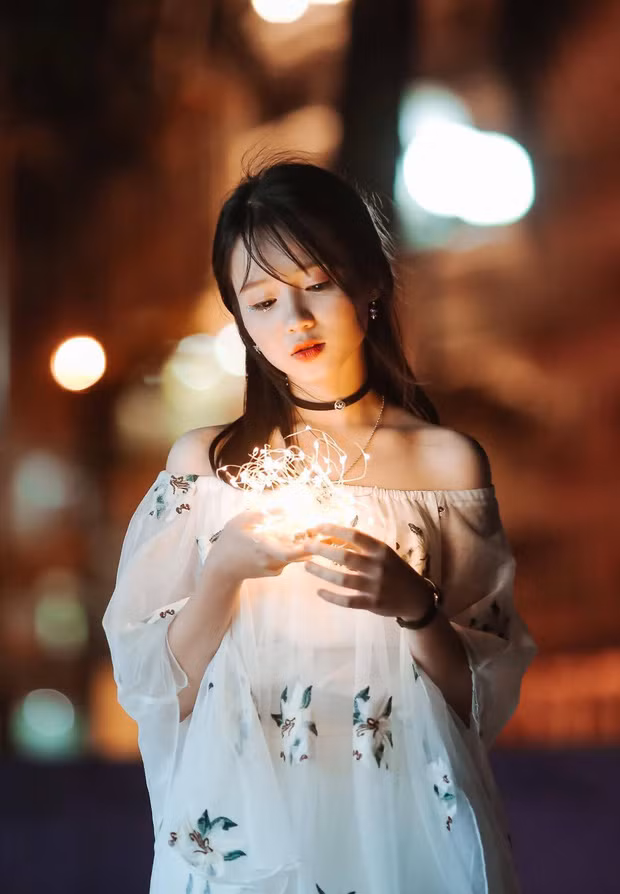 Phạm Huyền Minh, sinh năm 2000. Cô bạn hiện đang là sinh viên năm nhất của ĐH Ngoại Thương. Cô nàng này từng gây sốt trên MXH khi để "lộ" bức ảnh trong trang phục tập quân sự cực xinh.