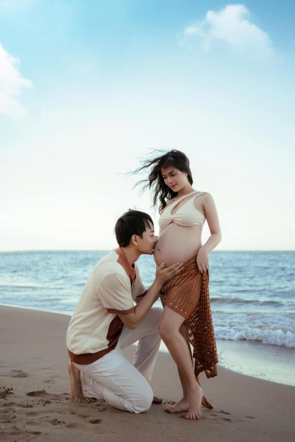 Sau khi kết thúc mối tình "trong bóng tối" với cầu thủ Quang Hải, "cô chủ tiệm nail" Huyền My đã tìm được bến đỗ hạnh phúc bên diễn viên Anh Tú.