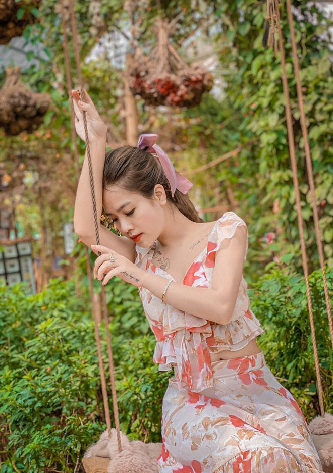 Nhan sắc của Huyền My vẫn rất xinh tươi, rạng rỡ. Nếu không chụp toàn thân, chắc hẳn ít người đoán được cô đang mang thai.