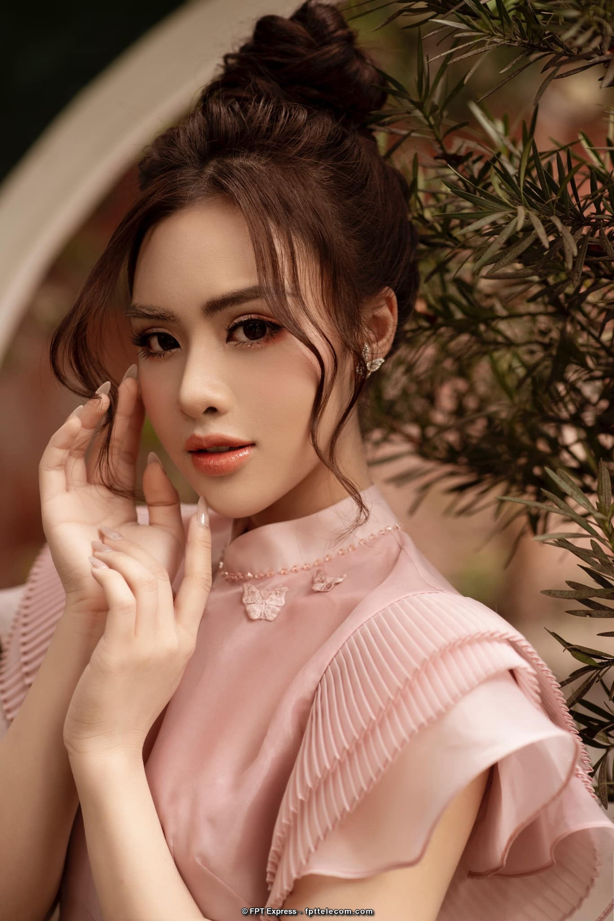 Ngoài thời gian đi học, Cao Thu Trang hiện đang theo đuổi nghề mẫu ảnh, quay TVC, phim ngắn và cô nàng được nhiều nhãn hàng săn đón. Mới 21 tuổi, thế nhưng cô nàng hot girl sinh năm 2001 đã sở hữu mức lương ổn định khoảng 120-250 triệu/ tháng khiến nhiều người vô cùng ngưỡng mộ.