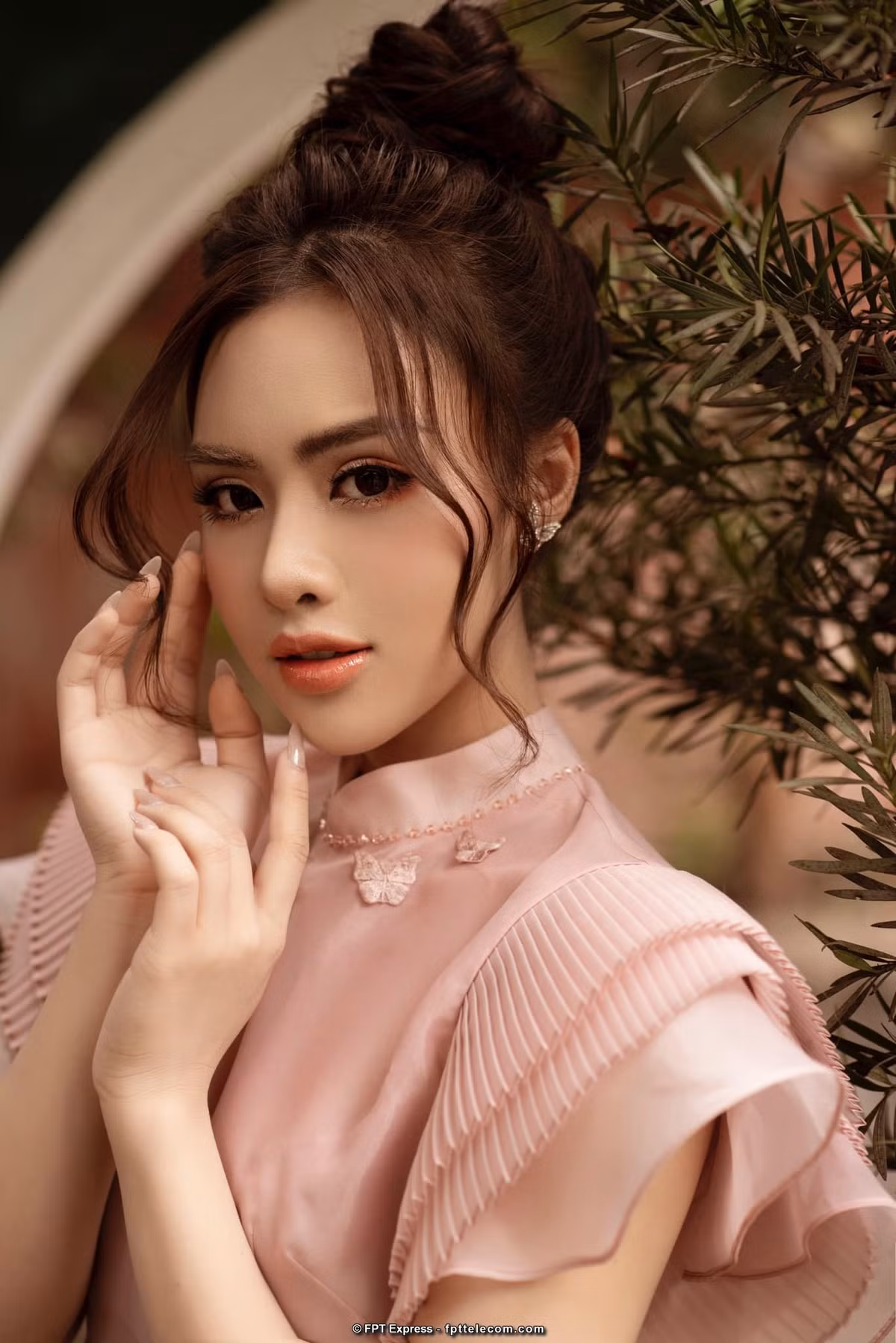 Ngoài thời gian đi học, Cao Thu Trang hiện đang theo đuổi nghề mẫu ảnh, quay TVC, phim ngắn và cô nàng được nhiều nhãn hàng săn đón. Mới 21 tuổi, thế nhưng cô nàng hot girl sinh năm 2001 đã sở hữu mức lương ổn định khoảng 120-250 triệu/ tháng khiến nhiều người vô cùng ngưỡng mộ.