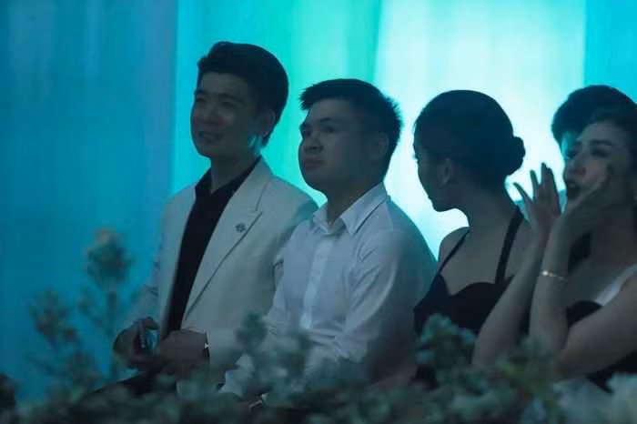 Tin đồn bắt nguồn khi Đỗ Mỹ Linh đăng story ăn tối lãng mạn cùng "ai đó", nhưng lại bị dân mạng soi được đang ở cùng một địa điểm, thời gian với thiếu gia Đỗ Vinh Quang.