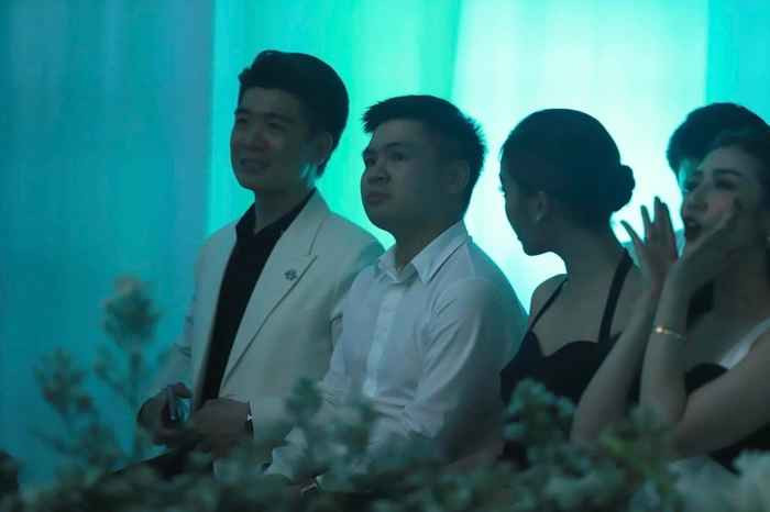 Tin đồn bắt nguồn khi Đỗ Mỹ Linh đăng story ăn tối lãng mạn cùng "ai đó", nhưng lại bị dân mạng soi được đang ở cùng một địa điểm, thời gian với thiếu gia Đỗ Vinh Quang.