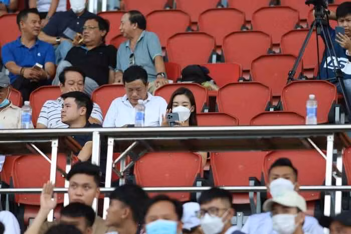 Chuyện tình cảm của Hoa hậu Đỗ Mỹ Linh luôn được công chúng dành sự quan tâm đặc biệt. Mặc dù là người rất kín tiếng trong chuyện tình cảm nhưng nàng Hậu vẫn bị dân tình soi ra "7749 hint" hẹn hò.