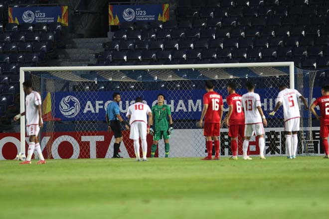 Trọng tài chính chỉ tay vào chấm phạt đền cho UAE khiến NHM đội tuyển U23 Việt Nam cảm thấy lo lắng.