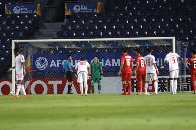 Trọng tài chính chỉ tay vào chấm phạt đền cho UAE khiến NHM đội tuyển U23 Việt Nam cảm thấy lo lắng.