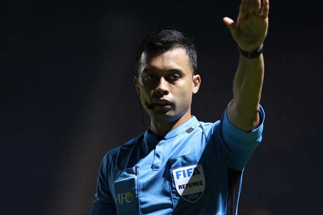 Nhưng sau khi tham khảo công nghệ VAR, trọng tài đã thay đổi quyết định, đó chỉ là cú sút phạt trực tiếp.