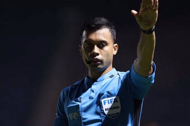 Nhưng sau khi tham khảo công nghệ VAR, trọng tài đã thay đổi quyết định, đó chỉ là cú sút phạt trực tiếp.