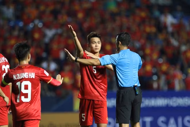 Đức Chiến thể hiện thái độ không hài lòng với quyết định của trọng tài sau khi xem công nghệ VAR.